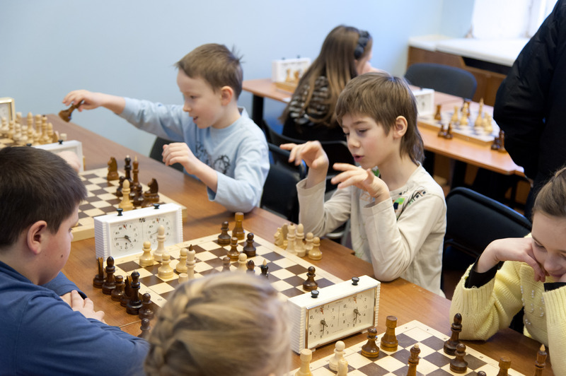 17名儿童代表队参加了符拉迪沃斯托克举行的国际象棋比赛